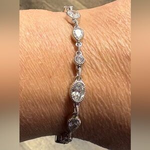Elegant 925 Silver Bracelet with Clear Stones